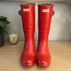 Hunter Huntress Boots in Red